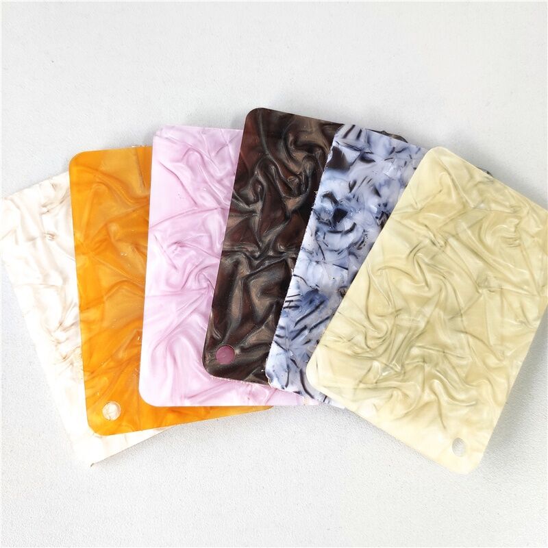 Cad iad na Buntáistí a bhaineann le Bileog Aicrileach Teilgthe Le haghaidh Taispeántais